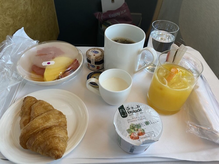 Emirates 777 Breakfast