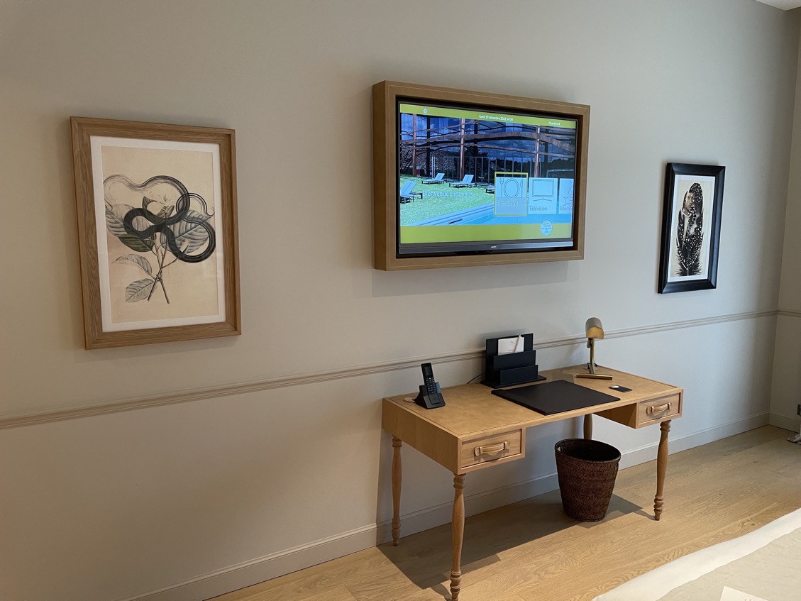 Chais Monnet Desk TV